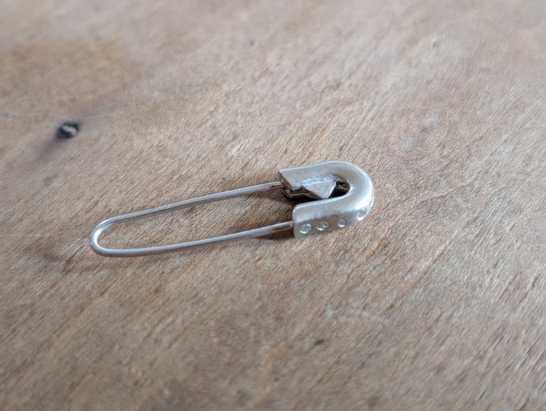 chigoチーゴ　 ロックな安全ピンピアス　ダイヤつき　SILVER