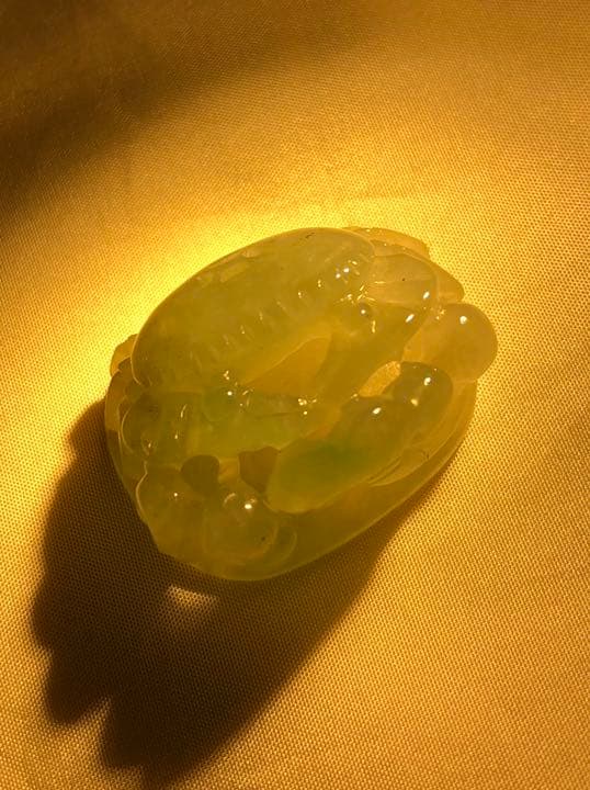 天然本翡翠透かし彫刻？