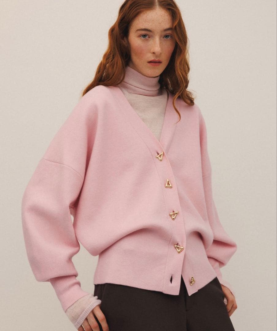 新品 アダムエロペ　トライアングルボタンミドルカーディガン　ブルー　長袖　ピンク