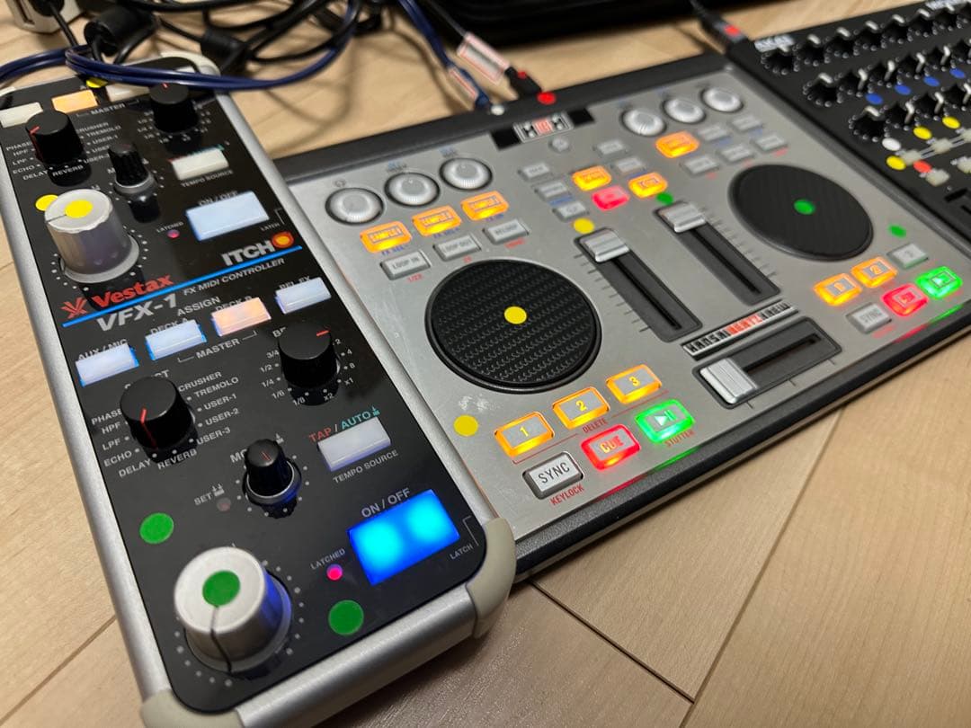 DJ（JBL MIXEDGE Vestax VFX1 AKAI MIDIMIX）