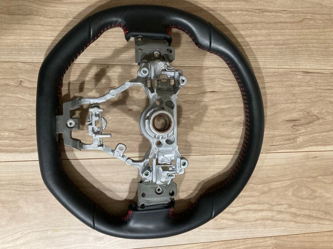 スバル　 ステアリングホイール 赤ステッチ