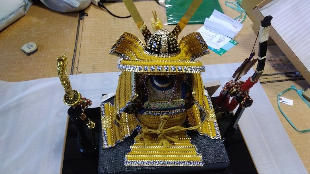 武具の鎧飾り 金色 伝統的なデザイン