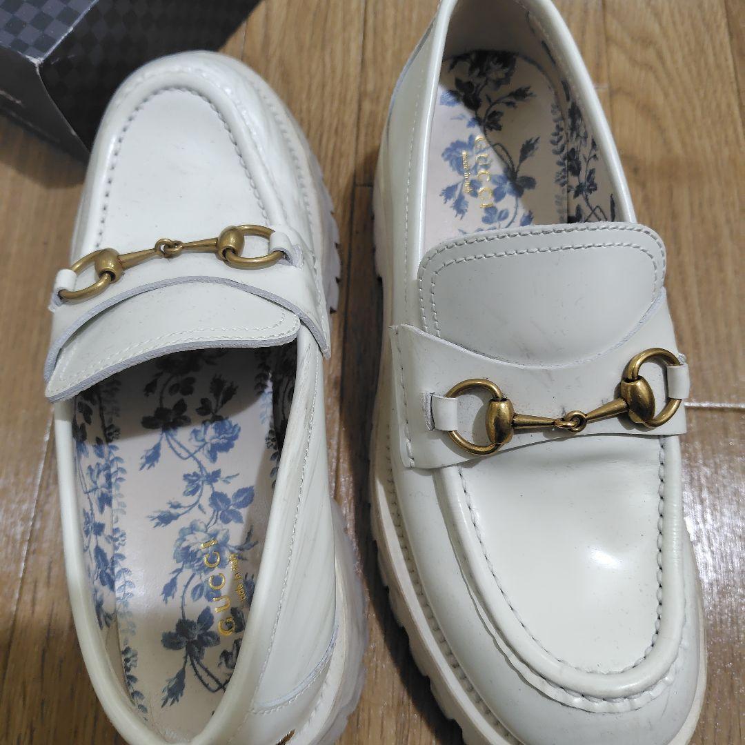売り切り　GUCCI ホワイト ローファー 蜂刺繍　箱付き