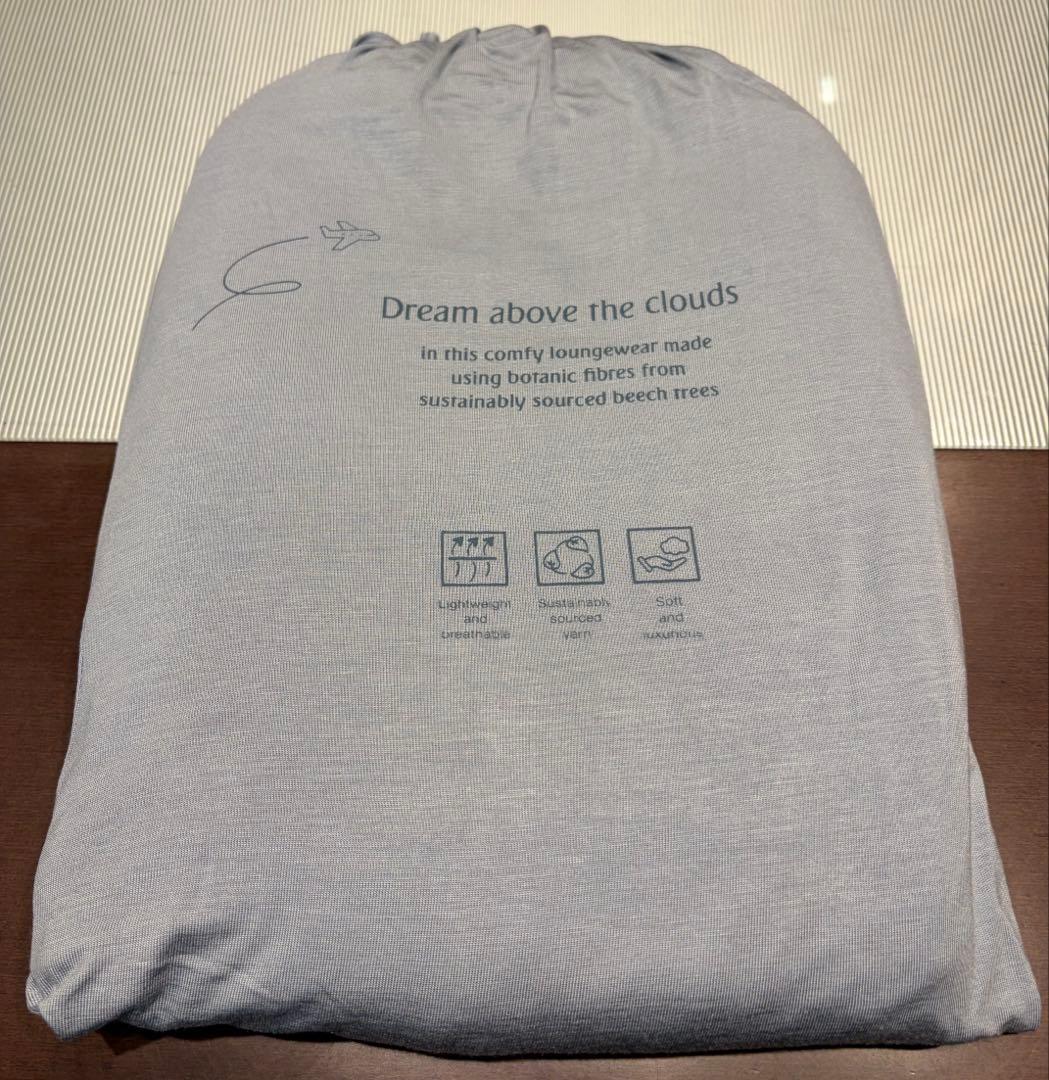 エミレーツ航空ビジネスクラスアメニティポーチ&パジャマ&スリッパの6点セット