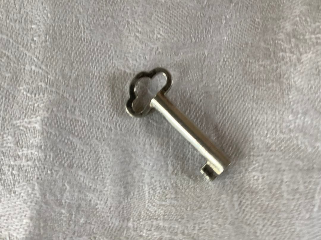 銀製 宝石箱 silver950 鍵付 草花紋様手彫り装飾 作家銘有 骨董品