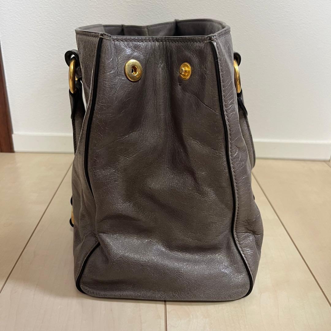 MIU MIU グレー レザー ハンドバッグ