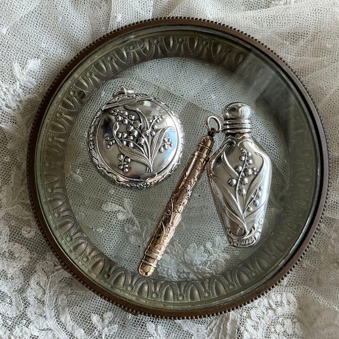 【C】フランスアンティーク　すずらん　ピルケース　シルバープレート