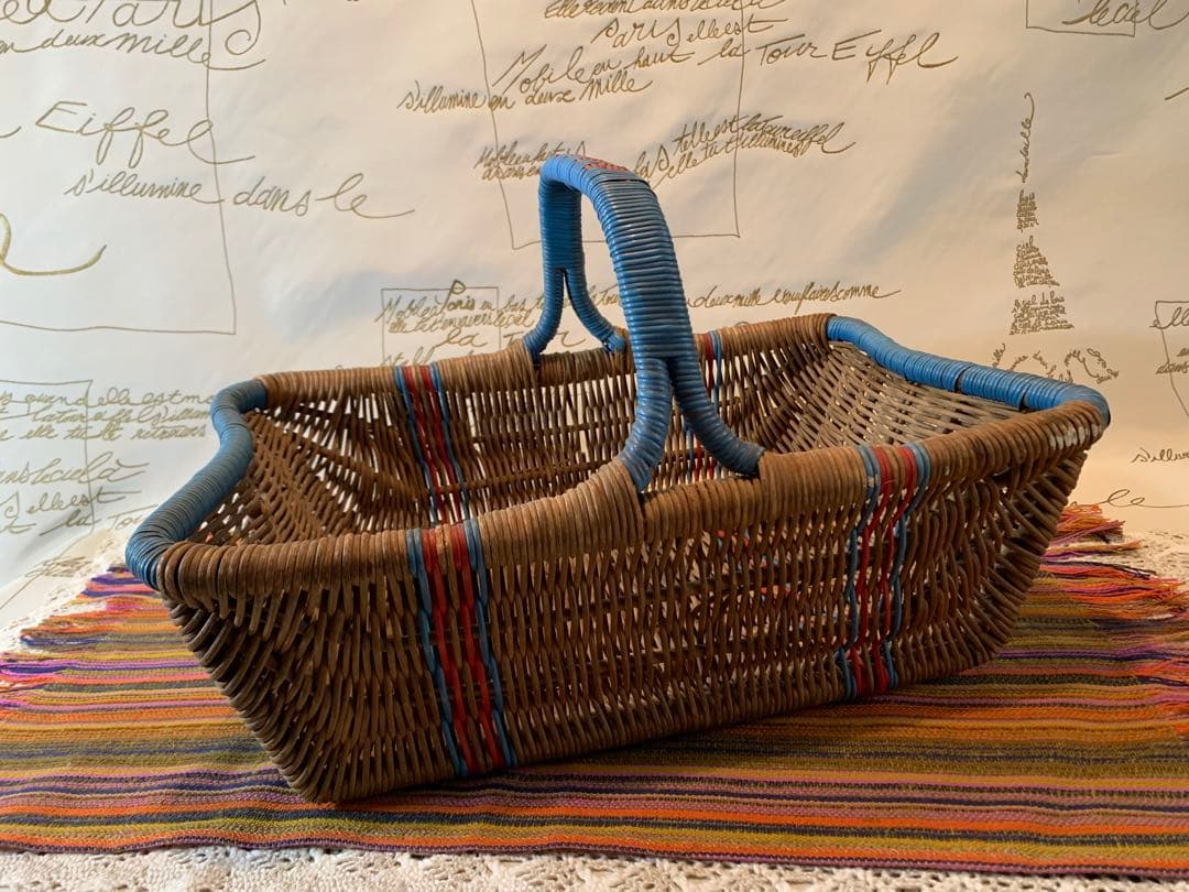 フランス製　アンティーク　ビニールの編み込みの色合いと形が素敵なバスケット！