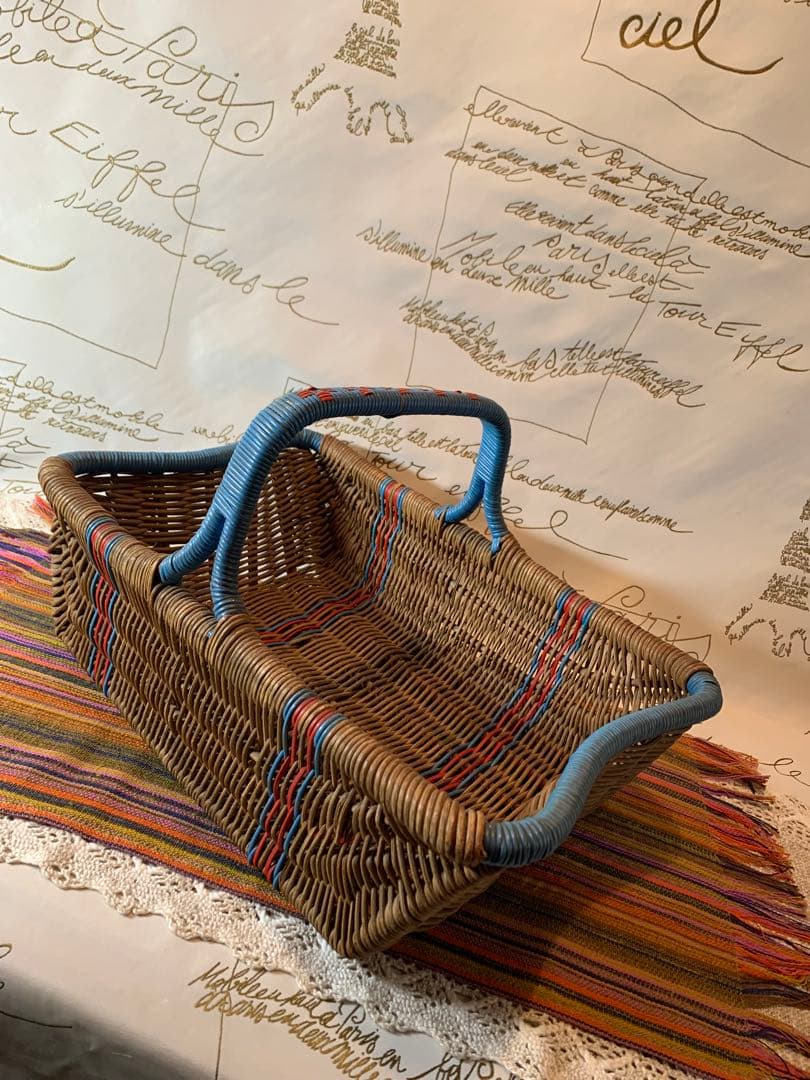 フランス製　アンティーク　ビニールの編み込みの色合いと形が素敵なバスケット！