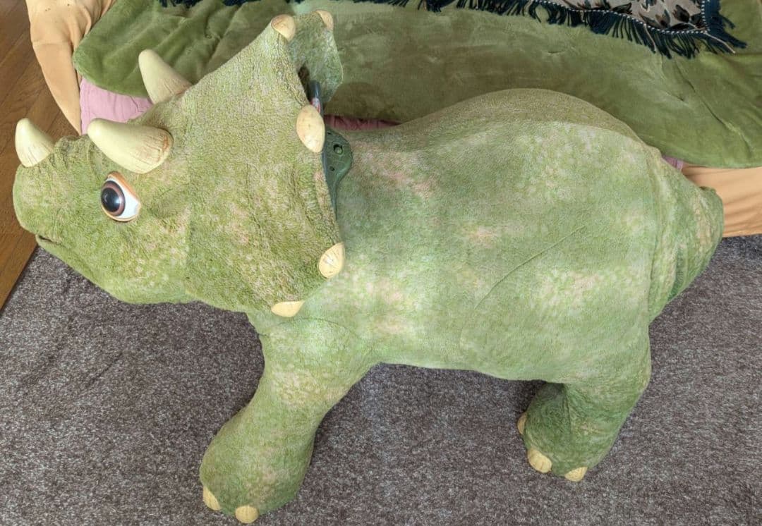 【宮城送料無料】子供が乗れる動くトリケラトプス 　恐竜玩具 ￥108,000