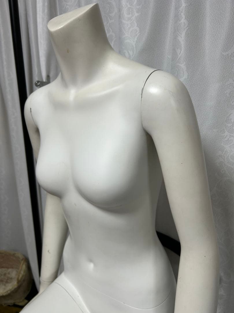 女性用ホワイトマネキン（座り）