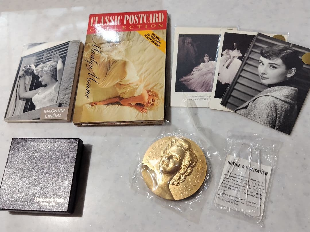 マリリン・モンロー メダルとポストカードセット