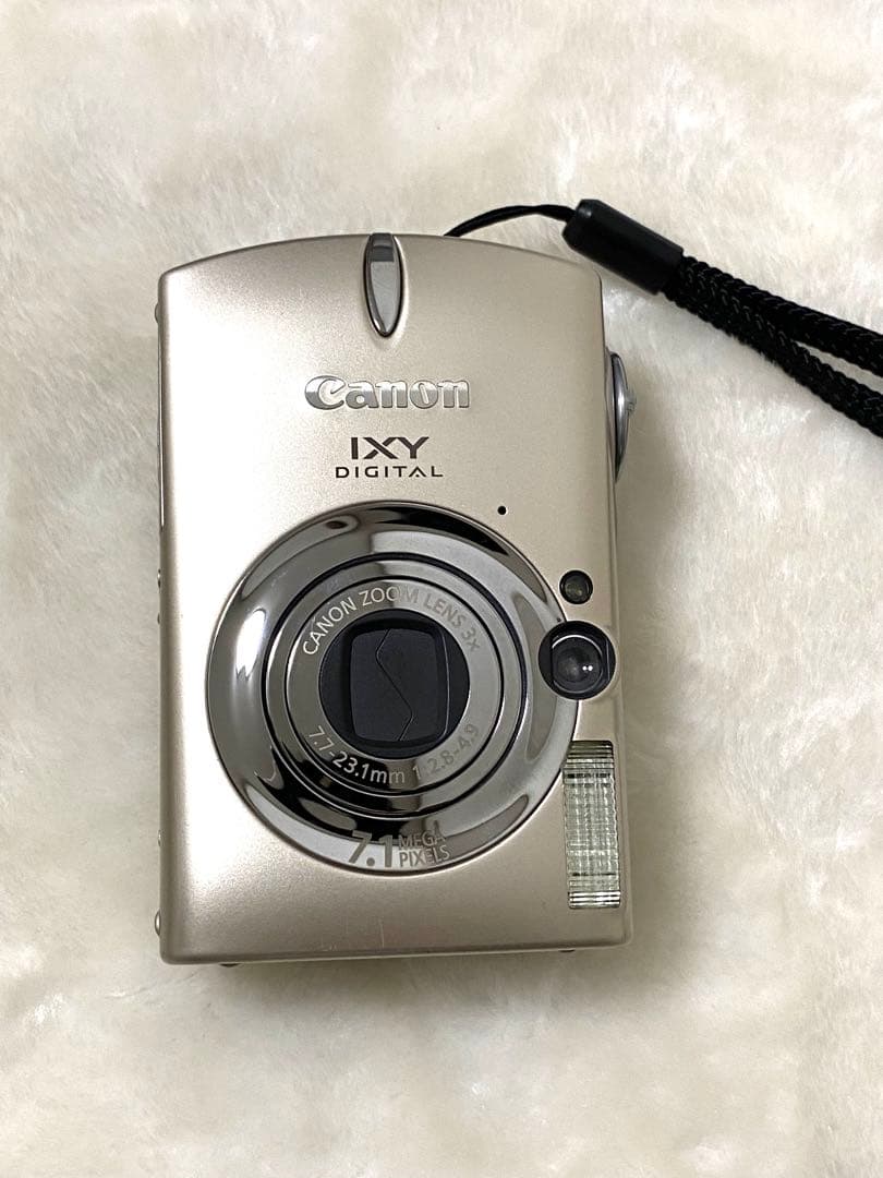 若い世代に再加熱のデジカメ美品早い者勝ち！人気のゴールドCANON IXY700