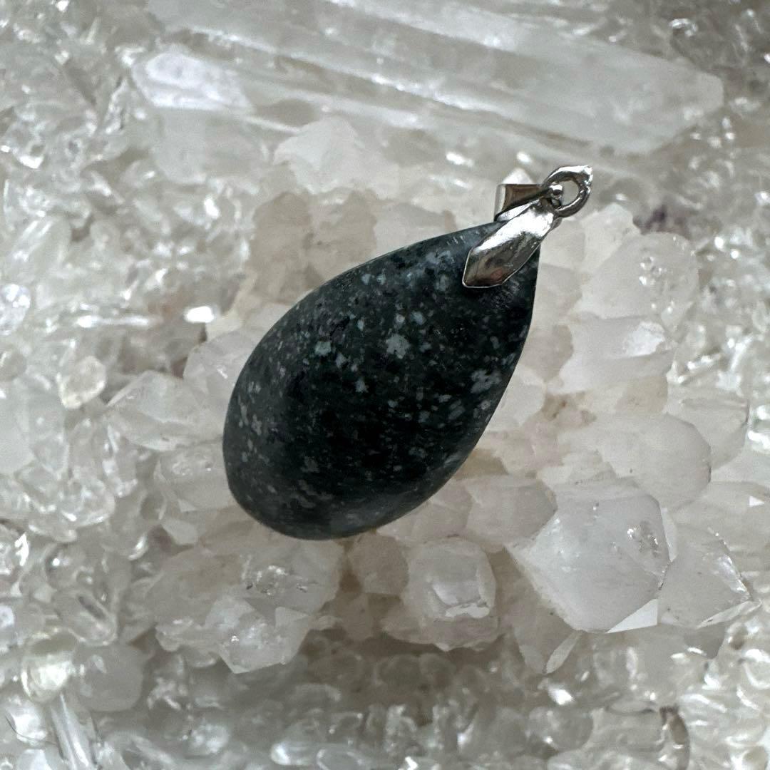 希少【黒遠野】 ご縁のある方に届く別格霊石 宇宙の根源波動と共鳴する遠野角閃石