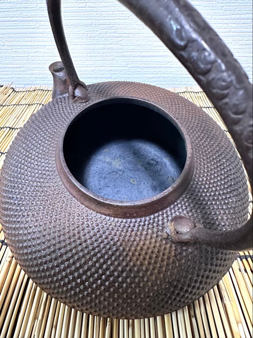 未使用品、栞付　敬典工房正寿堂山正　人間国宝髙橋敬典作独楽型　南部鉄瓶　南部鉄器