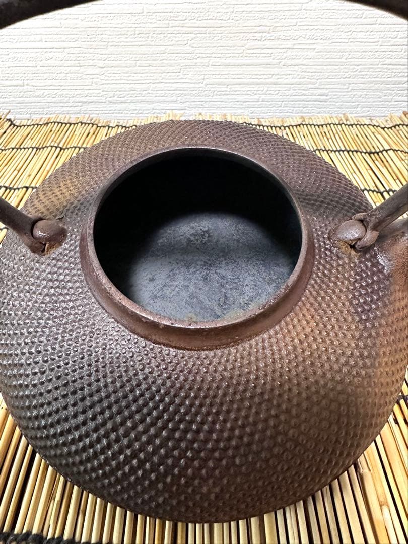 未使用品、栞付　敬典工房正寿堂山正　人間国宝髙橋敬典作独楽型　南部鉄瓶　南部鉄器