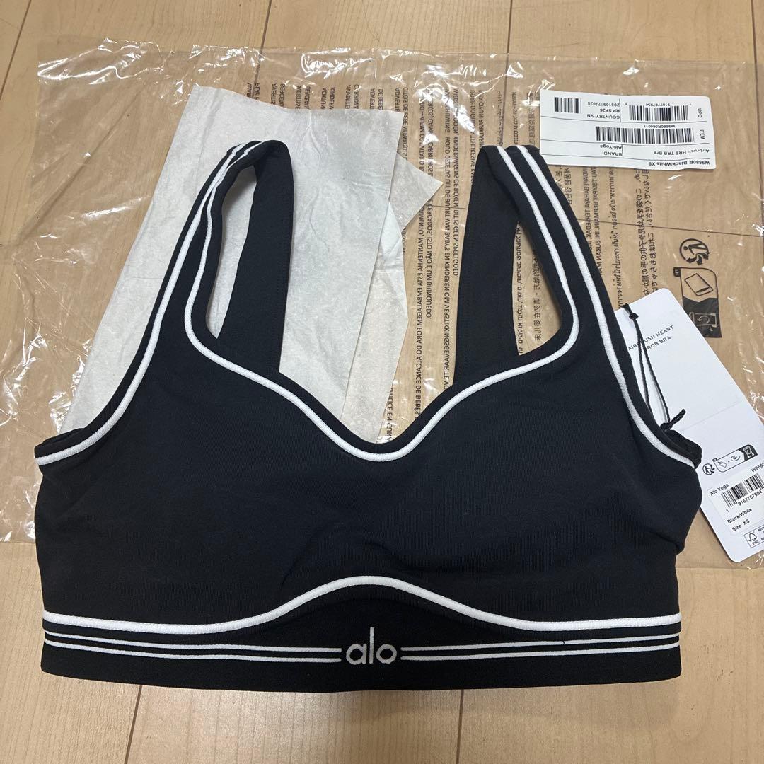 新品　alo yoga ブラ 黒 Airbrush Heart Throb