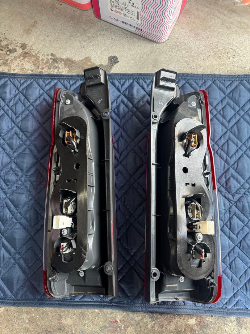 ハイエース7型純正テールランプ