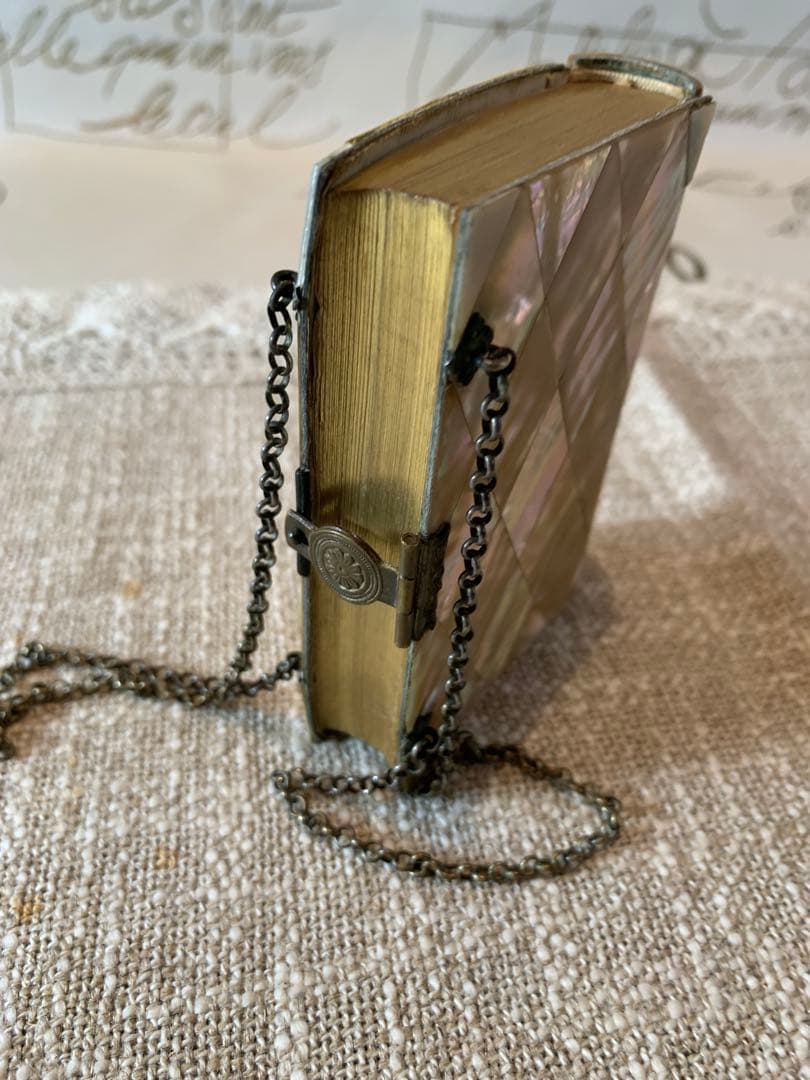 フランス製　アンティーク　レアな鞄型の手で持つ聖書！周りが貝細工で見事です！