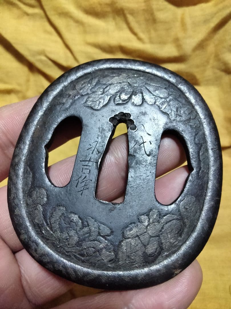 珍品　鉄鍔　鐔　(八代永吉作　菊花象嵌図)　江戸時代　志水永吉　甚吾　箱付き