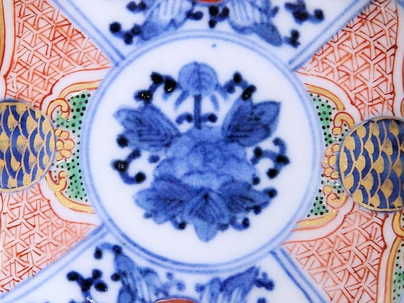 大聖寺伊万里　染錦　青海波に毘沙門亀甲紋　花の図　豆皿　E187AS-CIm