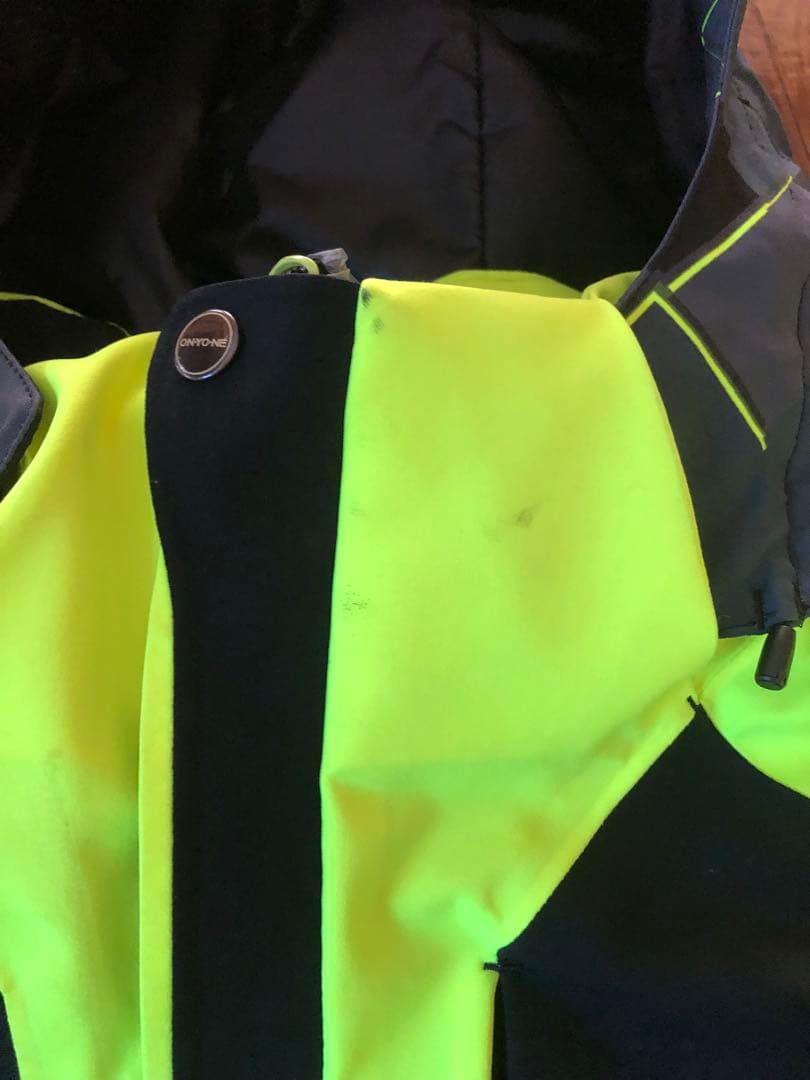 オンヨネ　スキーウェア上下セット 黒/蛍光イエロー