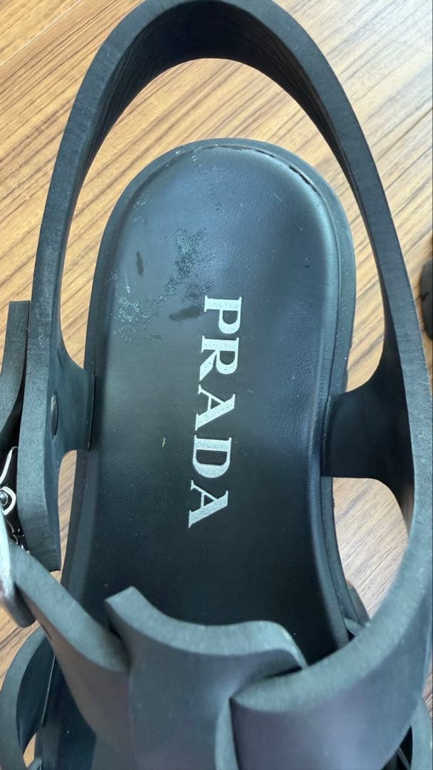 プラダ モノリス ラバー サンダル