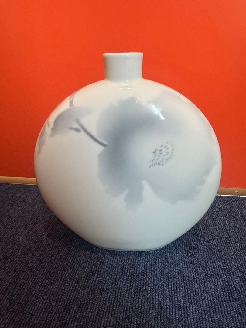 1569 深川製磁　淡釉光彩　薄墨白牡丹　花瓶　未使用