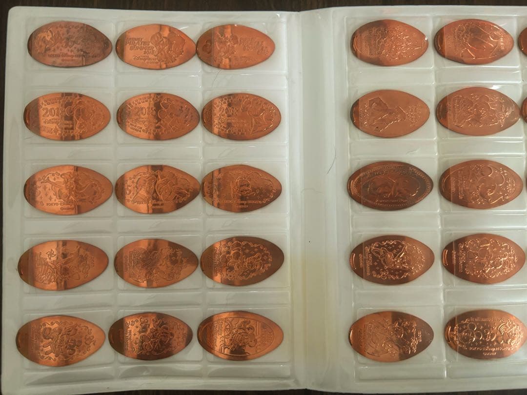 ディズニーリゾート メダルブック 35周年記念メダル+2018年メダル　計42枚