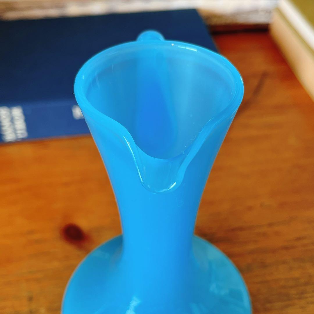 オパリンガラスのブルーピシェ