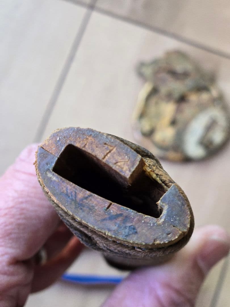 美品　陸軍九八式軍刀拵えのみ(刀緒、残欠つき) 刀身なし