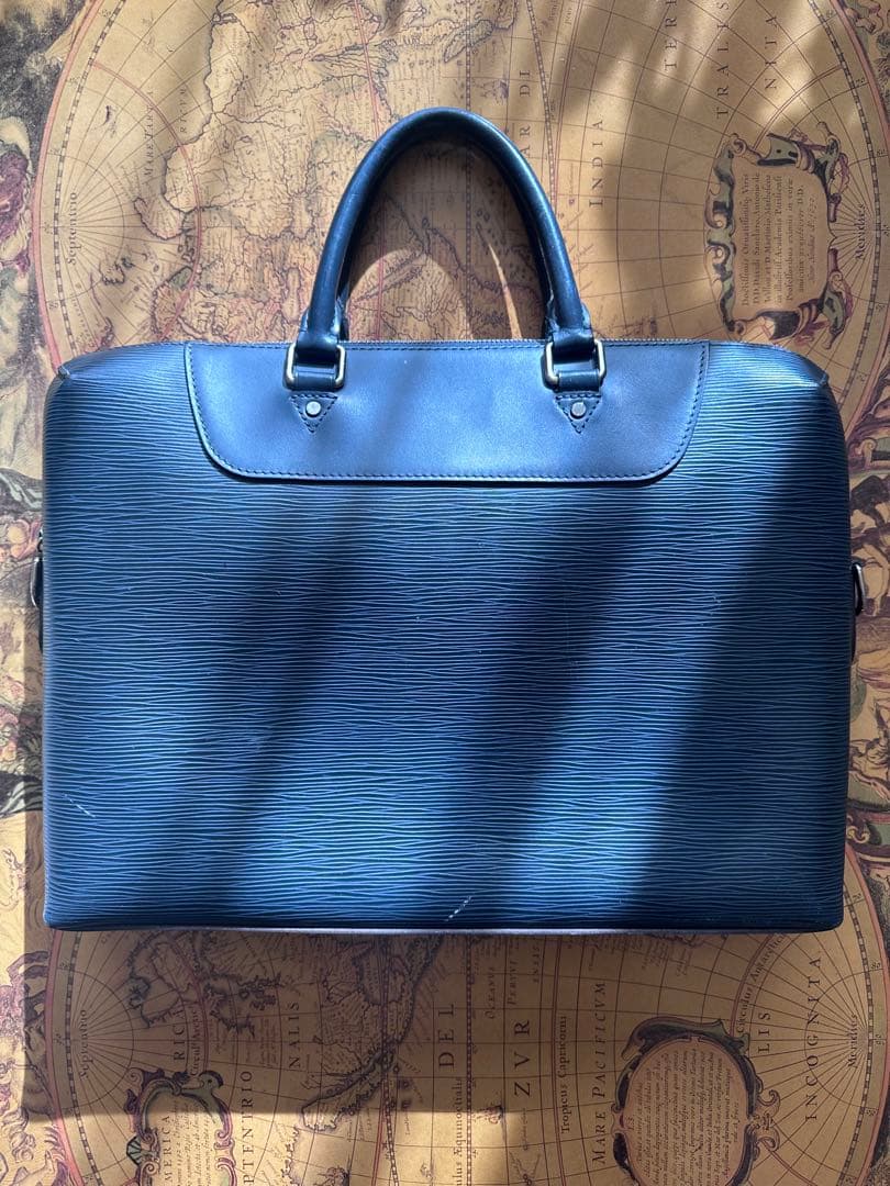 M51177 ルイヴィトン　エピ　ポルトドキュマンpdj レザー　新モデル