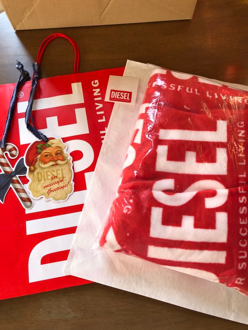 DIESEL ギフト　赤ロゴ入り　ホリデーラッピング　ノベルティブランケット
