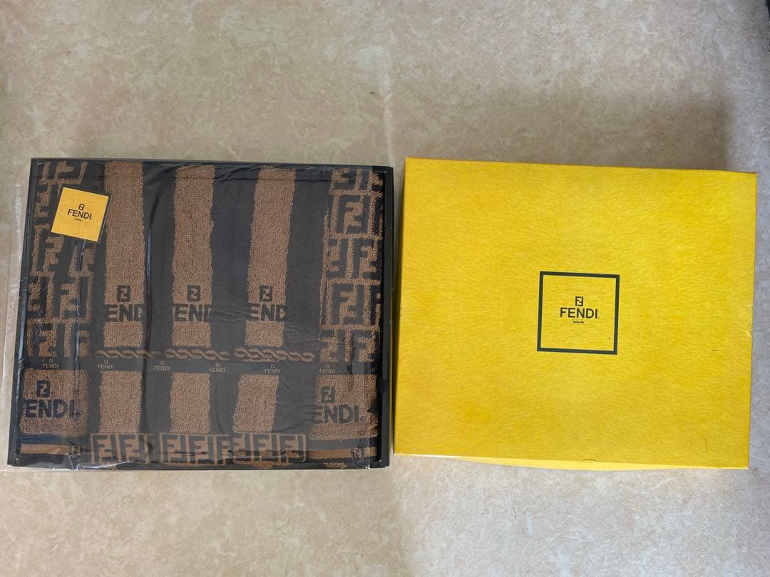 FENDI タオル Fモチーフ