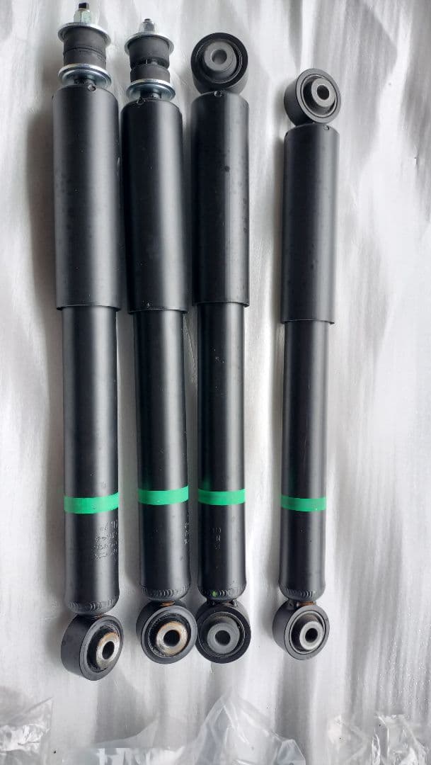 jb74ジムニー ショックアブソーバー、スプリング 4本セット 黒