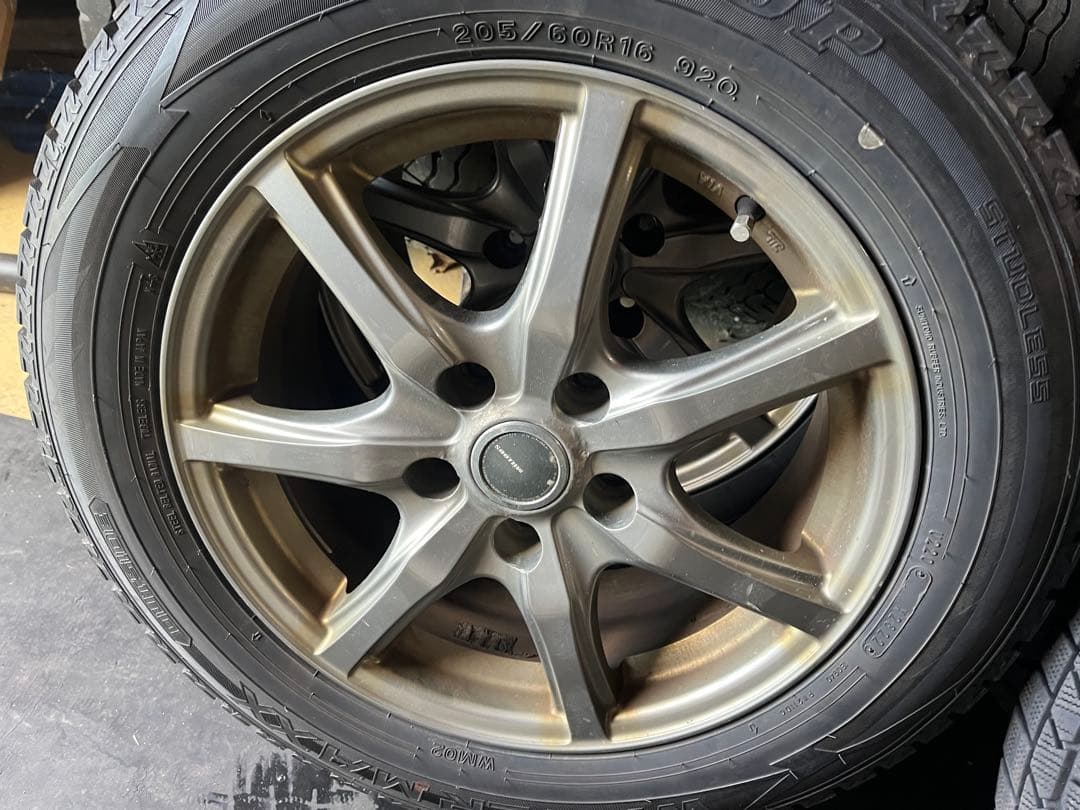 プリウスα スタッドレス205/60r16 ダンロップWM2 5穴　114.3