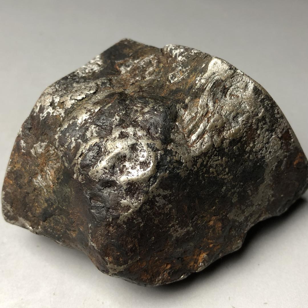 アルタイ隕石 鉄隕石　外皮付き隕石　エンドカット　原石　重さ約415ｇ