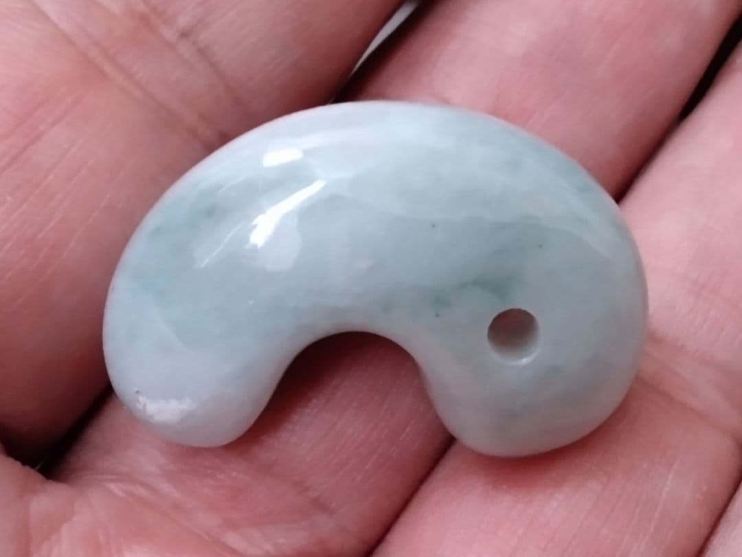 ⭐️本物をお身近に　吉祥開運の糸魚川翡翠勾玉　本物ジェダイト‼️　外部鑑別書付