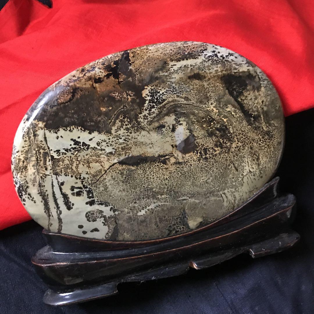 自然界の作用で不思議な心象風景が描かれた鑑賞石　台座付き