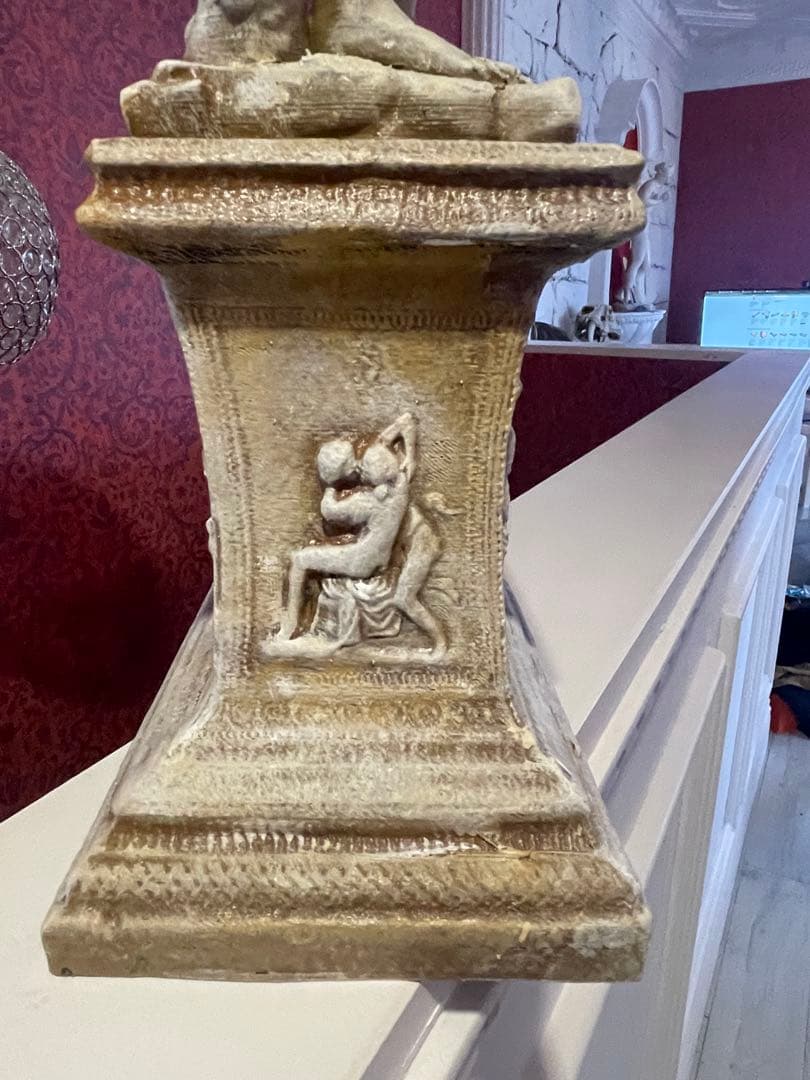 ダビデ像(ミケランジェロ)高さ:60 cm ローマの台座の上の彫像