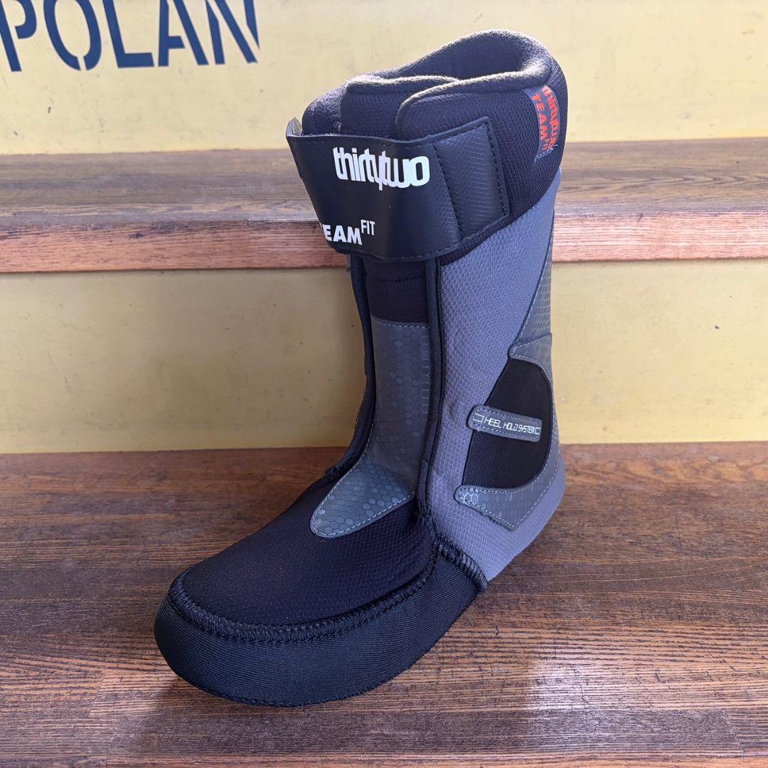 THIRTYTWO 2026 【LASHED】BLACK/GUM 26.5cm