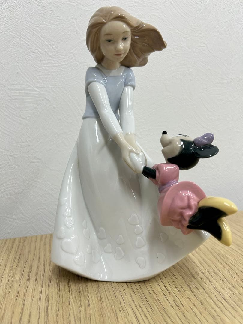 『リヤドロ・　NAO 　ミニーの親友』陶器置物　ナオ・ディズニーシリーズ