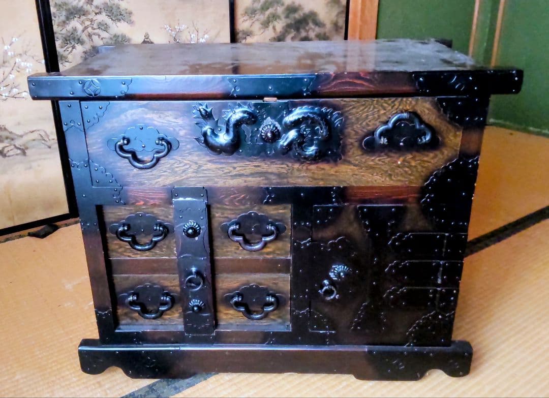 「大切に保管していました」伝統的な日本の木製タンス