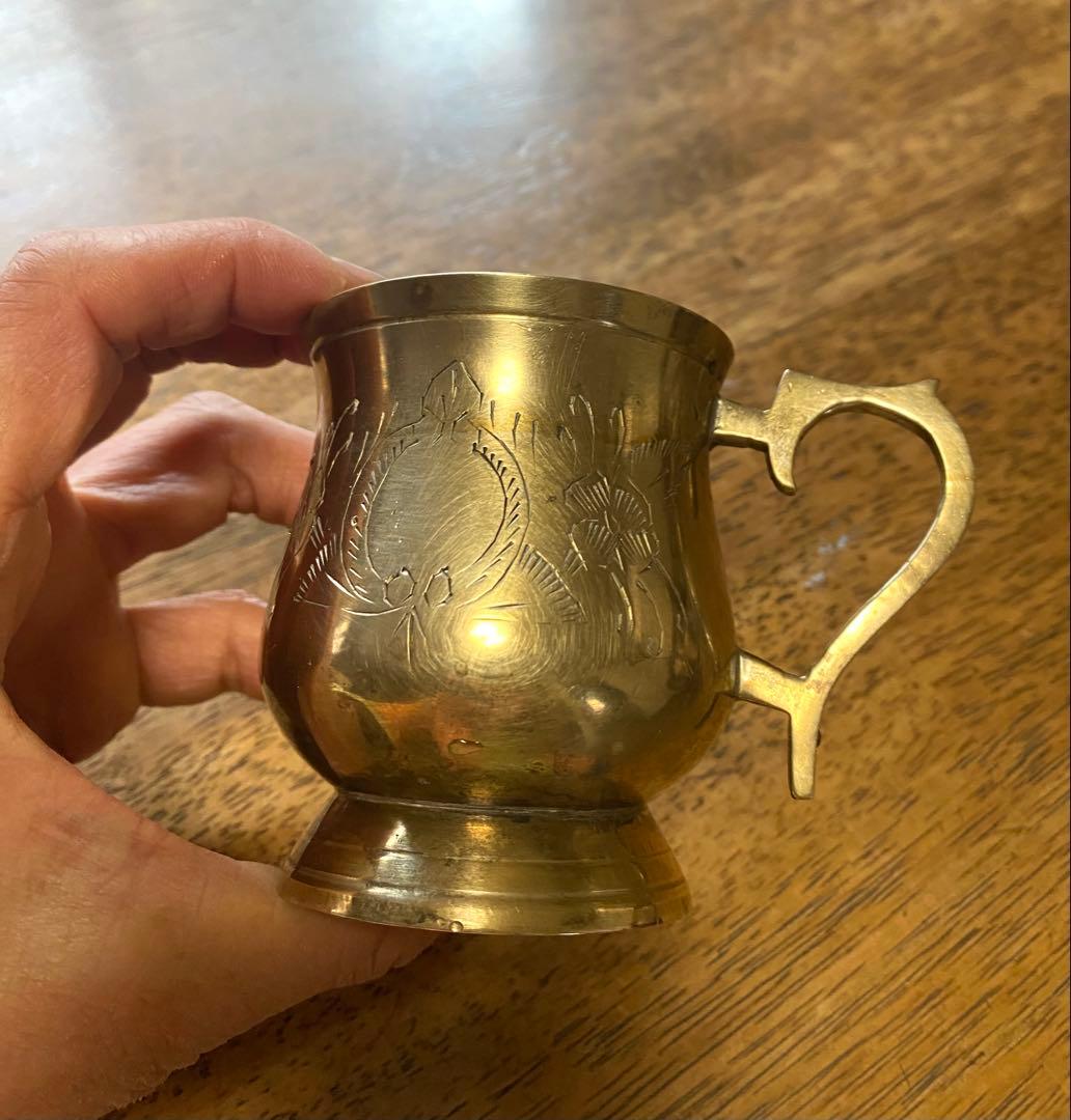 真鍮製花模様カップ英国製相当古い物品です