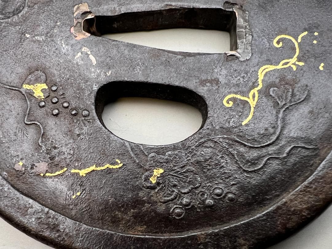 【海】江戸期　鍔　花弁金象嵌鉄鐔　鉄鍔　鐔　古刀匠　極上品　刀装具　箱付