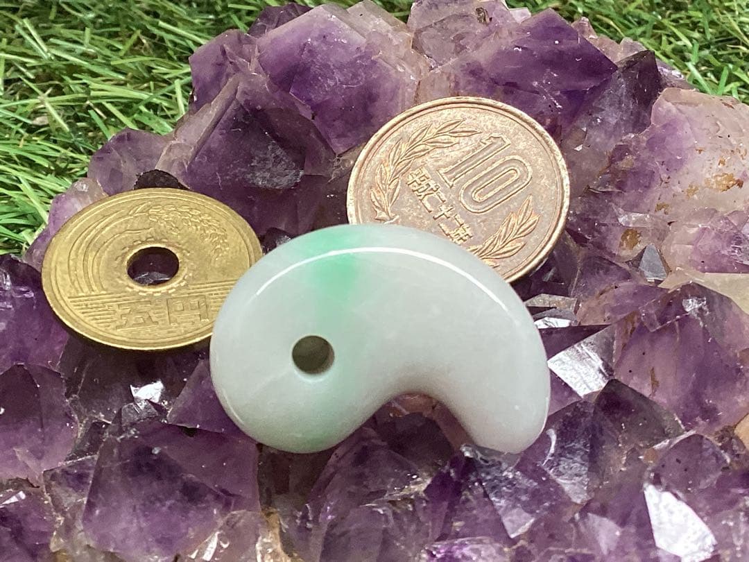 ✳premium一流の勾玉　コレクションレベルです‼️糸魚川翡翠淡いラベンダー入り