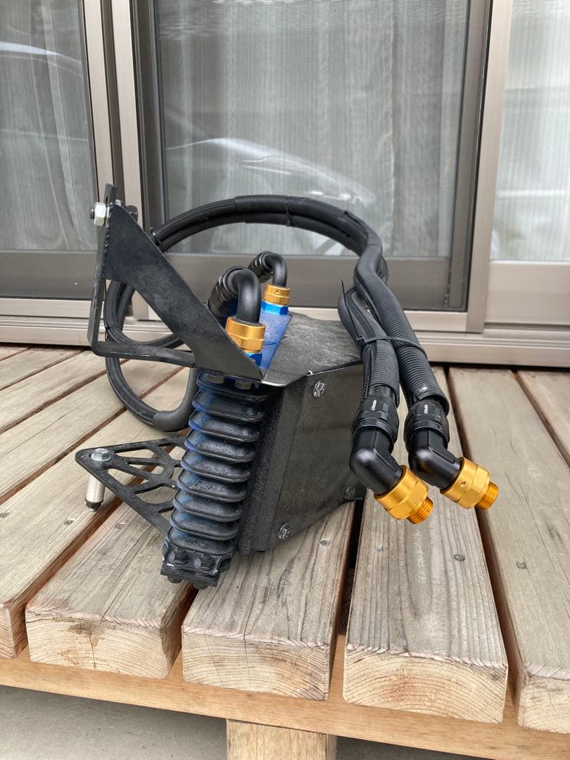 86 ZN6？8？ トラスト　オイルクーラー