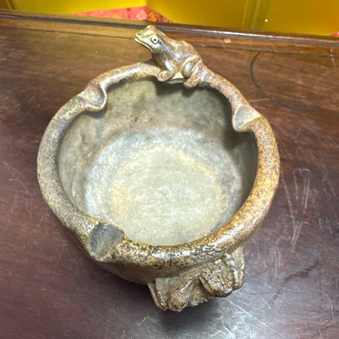 備前焼，カエルの彫刻付き陶器