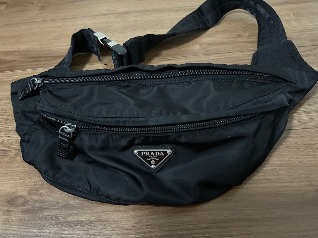 新品同様PRADA ブラック ボディバッグ、ウエストポーチ、ファニーパック