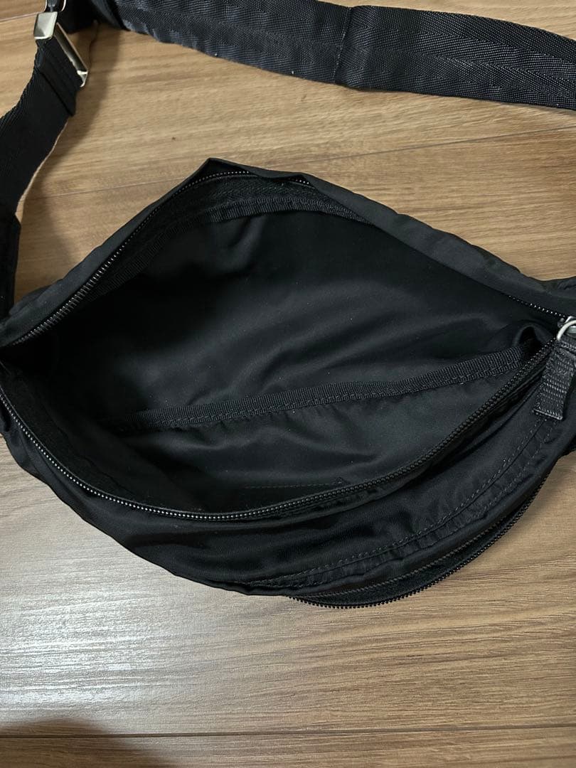 新品同様PRADA ブラック ボディバッグ、ウエストポーチ、ファニーパック